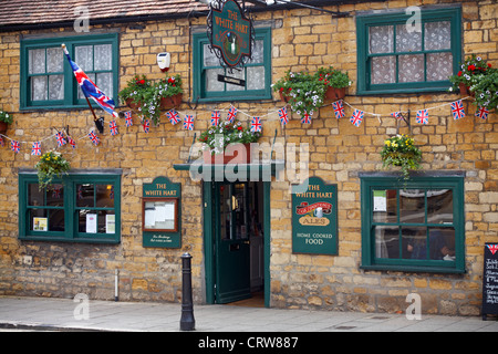 Le White Hart Hall & Woodhouse pub à Cheap Street, Sherborne, Dorset, Royaume-Uni en juin Banque D'Images