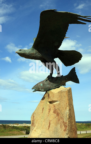 Osprey sculpture avec des poissons dans sa bouche à l'extérieur de la baie de la Spey Dolphin Center dans le Morayshire Ecosse Banque D'Images