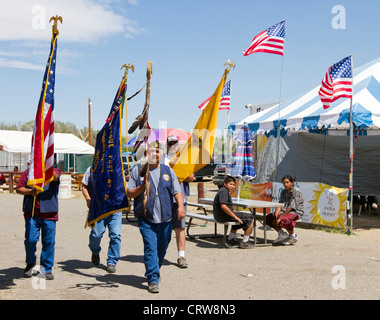 Fort Washakie, Wyoming - Membres d'une section locale de la Légion américaine prenant part à un défilé lors de l'Indian Days. Banque D'Images