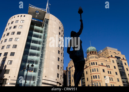 Statue de nymphe en face de Norwich Union House, No One, Leeds City Square, Banque D'Images