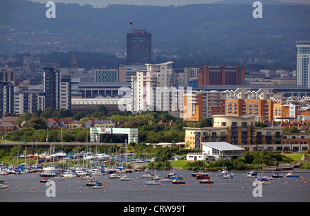 Bâtiments dans la baie de Cardiff comme vu de Penarth, Vallée de Glamorgan au Pays de Galles du sud Banque D'Images