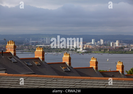 Millennium Stadium et la baie de Cardiff comme vu plus de cheminées à Penarth, Vallée de Glamorgan au Pays de Galles du sud Banque D'Images