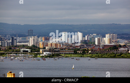 Des toits de bâtiments dans la baie de Cardiff comme vu de Penarth, dans le sud du Pays de Galles Banque D'Images