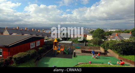 La baie de Cardiff comme vu plus de maisons mitoyennes à Penarth, Vale of Glamorgan, Pays de Galles du sud Banque D'Images
