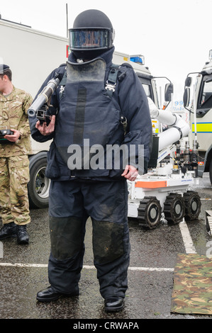 Soldat de ATO 321 Escadron de NEM dans un costume à l'épreuve des bombes et porteur d'une charge d'explosion contrôlée (pigstick) Banque D'Images