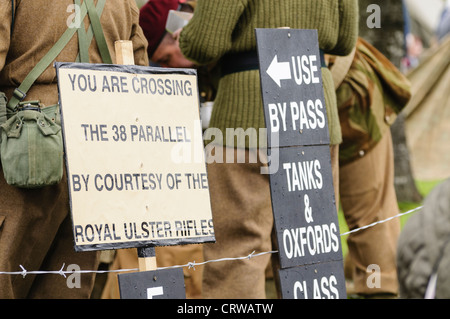 Signe d'un groupe de reconstitution WW2 'Vous êtes traversant le 38 parallèle par courtoisie de la Royal Ulster Rifles" Banque D'Images