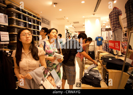 L'intérieur du magasin Shoppers Uniqlo dans Joy City Shopping Mall. Xidan est l'une des principales zones commerciales commercial à Beijing. Banque D'Images