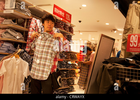 L'intérieur du magasin Shoppers Uniqlo dans Joy City Shopping Mall. Xidan est l'une des principales zones commerciales commercial à Beijing. Banque D'Images