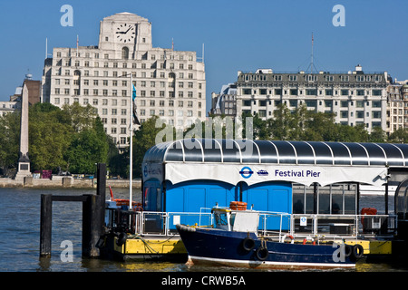 Festival Pier riverboat sur terminal Tamise avec Shell classé grade 2 Mex House en arrière-plan de South Bank London England Banque D'Images