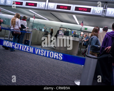 L'immigration USA contrôle des passeports biométriques avec contrôles numériques d'attente, le point d'entrée pour les non citoyens américains à l'aéroport de San Francisco California USA Banque D'Images