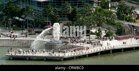 Panorama de la Merlion et touristes pour un point de vue élevé à Singapour Banque D'Images