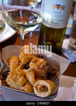 Tapas de calmars frits dans le panier avec un verre de vin Bernardus Sauvignon Blanc sur la table dans le célèbre restaurant Rio Grill Carmel California USA Banque D'Images