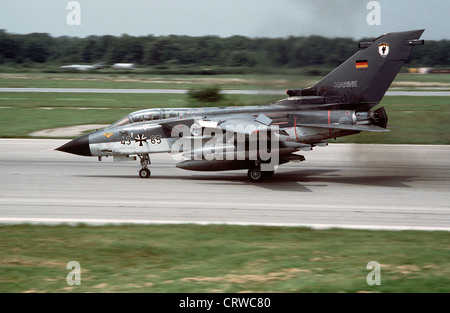 Un avion de la Marine fédérale allemande Panavia Tornado IDS (n° de série 43+65) atterrit à la base aérienne navale d'Oceana, en Virginie (États-Unis), le 1er août 1989. Le Tornado appartenait au Marinefliegergeschwader 1 (MFG 1) (escadre de chasse navale 1) à la base aérienne de Jagel, Schleswig-Holstein (Allemagne). Après la fin de la guerre froide, le MFG 1 a été dissous en 1993. Noter les inverseurs de poussée. Banque D'Images