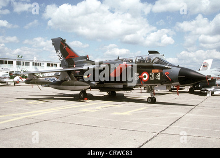 Une armée de l'air italienne avion Panavia Tornado est assis sur l'affichage à l'espace de Paris 1991 en France. Banque D'Images