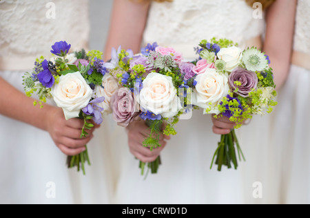 Trois bouquets de mariage tenue par demoiselles ou bouquetières Banque D'Images
