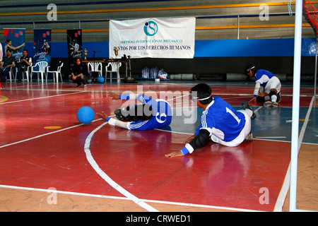 Les joueurs tentent de sauver la balle lors d'une partie de goalball, La Paz , la Bolivie. Banque D'Images