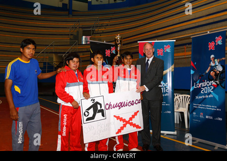 L'Ambassadeur britannique Ross Denny pose avec l'équipe gagnante de Chuquisaca / Sucre à un tournoi de goalball , La Paz, Bolivie. Banque D'Images