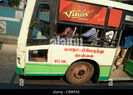 L'Etat du Tamil Nadu Road Transport en autobus voyageant à travers Abidjan (capitale du Tamil Nadu, Inde) avec plein de passagers Banque D'Images