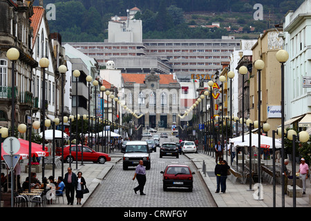 Vue sur l'Avenida dos Combatentes da Grande Guerra jusqu'à la gare et l'hôpital ULSAM de Santa Luzia, Viana do Castelo , au nord du Portugal Banque D'Images