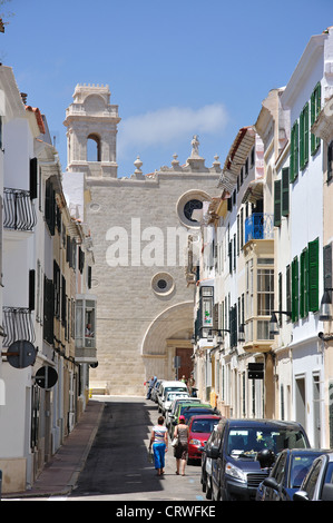 Ruelle dans la vieille ville, Église Santa Maria montrant Mahón, Minorque, Iles Baléares, Espagne Banque D'Images