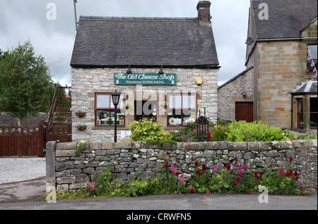 Dans la fromagerie Hartington Derbyshire Peak District Banque D'Images