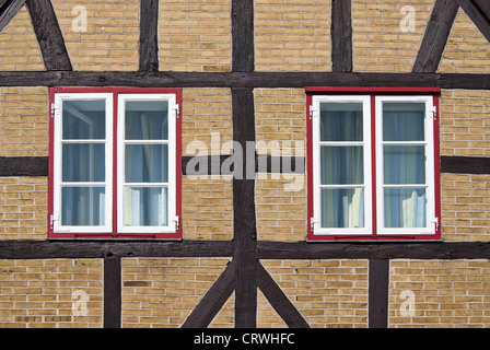 Fenêtres dans une maison à colombages Banque D'Images