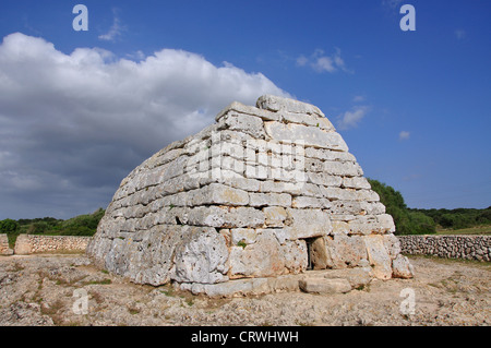 Naveta des Tudons construction funéraire préhistorique, près de Ciutadella, Minorque, Iles Baléares, Espagne Banque D'Images