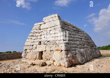 Naveta des Tudons construction funéraire préhistorique, près de Ciutadella, Minorque, Iles Baléares, Espagne Banque D'Images