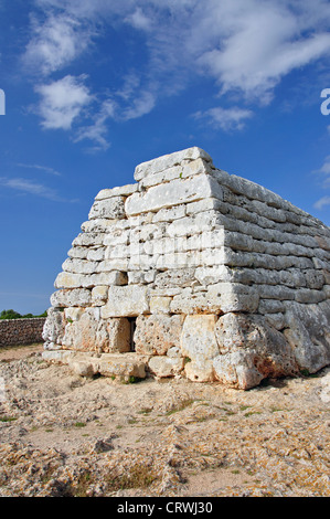 Naveta des Tudons construction funéraire préhistorique, près de Ciutadella, Minorque, Iles Baléares, Espagne Banque D'Images