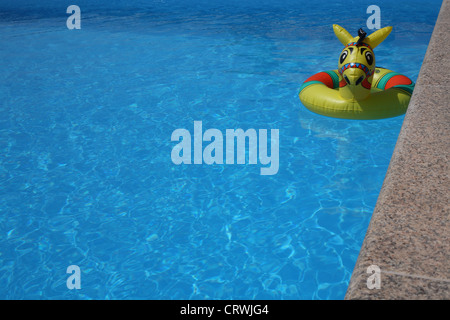 L'eau bleu dans une piscine avec yello toy Banque D'Images