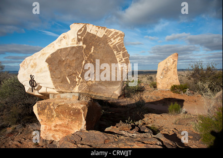 Le Jikiya Rustiva Jumber cheval par un désert vivant le site de sculpture, une exposition d'art à ciel ouvert mis en place dans l'Outback de Brok Banque D'Images