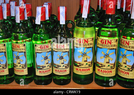 Bouteilles d'Xeriguer gin minorquin en supermarché, ciutadella de menorca, Minorque, Iles Baléares, Espagne Banque D'Images