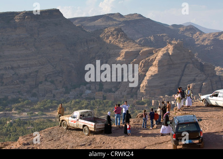 Les gens à un point d'observation sur le Wadi Dhahr, Dar al-Hajar, Sanaa, Yémen Banque D'Images