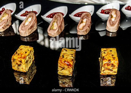 Cuisine Arrangement avec différentes variétés de poissons et fruits Banque D'Images