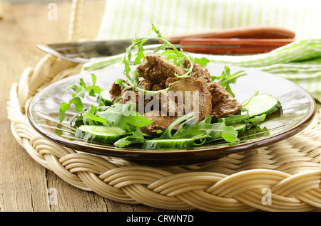 Délicieuse salade de roquette et foie de poulet Banque D'Images