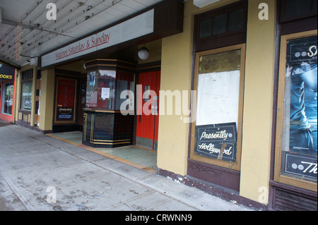 Cinéma Hollywood, maintenant fermée et abandonnée, à l'ouest 4e Avenue,Vancouver, British Columbia, Canada Banque D'Images