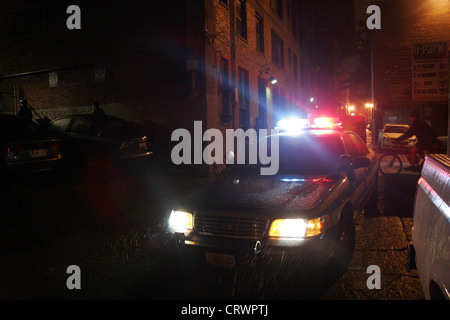 Voiture de police de Seattle dans une ruelle sous la pluie. Banque D'Images