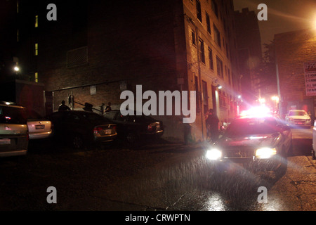 Voiture de police de Seattle dans une ruelle sous la pluie. Banque D'Images