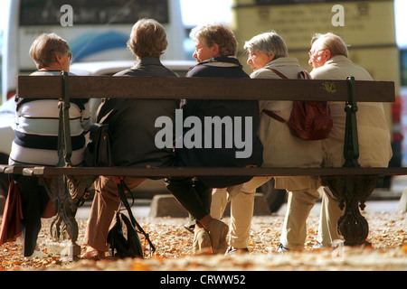 Les retraités assis sur un banc et parler Banque D'Images