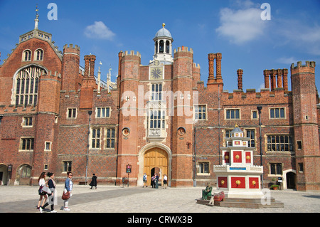 Tour de l'horloge dans la cour de la Base, Hampton Court Palace, London Borough of Richmond upon Thames, Grand Londres, Angleterre, Royaume-Uni Banque D'Images