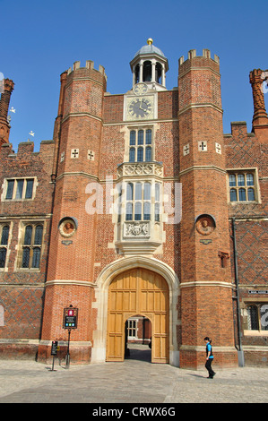 Tour de l'horloge dans la cour de la Base, Hampton Court Palace, Hampton, London Borough of Richmond upon Thames, Grand Londres, Angleterre, Royaume-Uni Banque D'Images