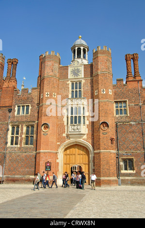 Tour de l'horloge dans la cour de la Base, Hampton Court Palace, London Borough of Richmond upon Thames, Grand Londres, Angleterre, Royaume-Uni Banque D'Images