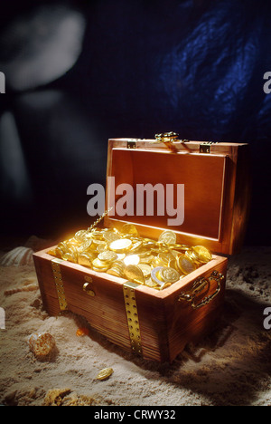 Coffre au Trésor rempli d'or couronne Banque D'Images