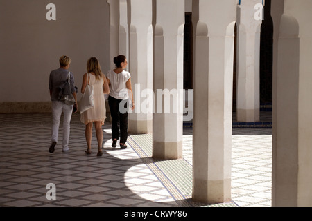 Trois femmes en marche du Palais Bahia, Marrakech Maroc Banque D'Images