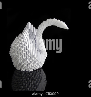 Papier blanc cygne origami sur fond noir Banque D'Images