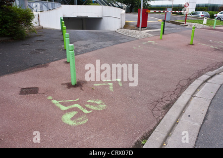 Une voie cyclable dans la banlieue de Paris Nanterre. Banque D'Images