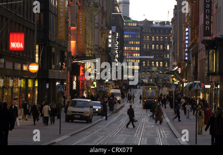 Rue commerçante dans le centre de Helsinki Banque D'Images