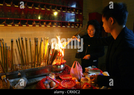 Les croyants bouddhistes dans le Temple Man Mo à Hong Kong Banque D'Images