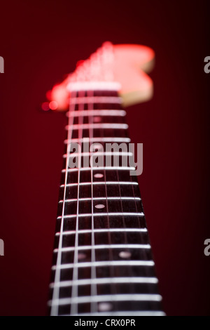 Un gros plan de l'arrêt par une guitare rouge Banque D'Images