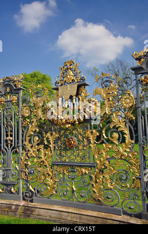 Porte ornée dans le jardin privé, le Palais de Hampton Court, Hampton, arrondissement de Richmond upon Thames, Grand Londres, Angleterre, Royaume-Uni Banque D'Images